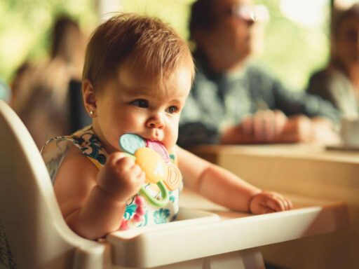 Qual a melhor forma de aliviar a dor do primeiro dente do bebê?