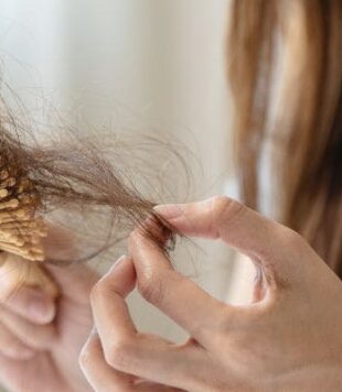 Como se livrar da queda de cabelo feminino? Guia completo!